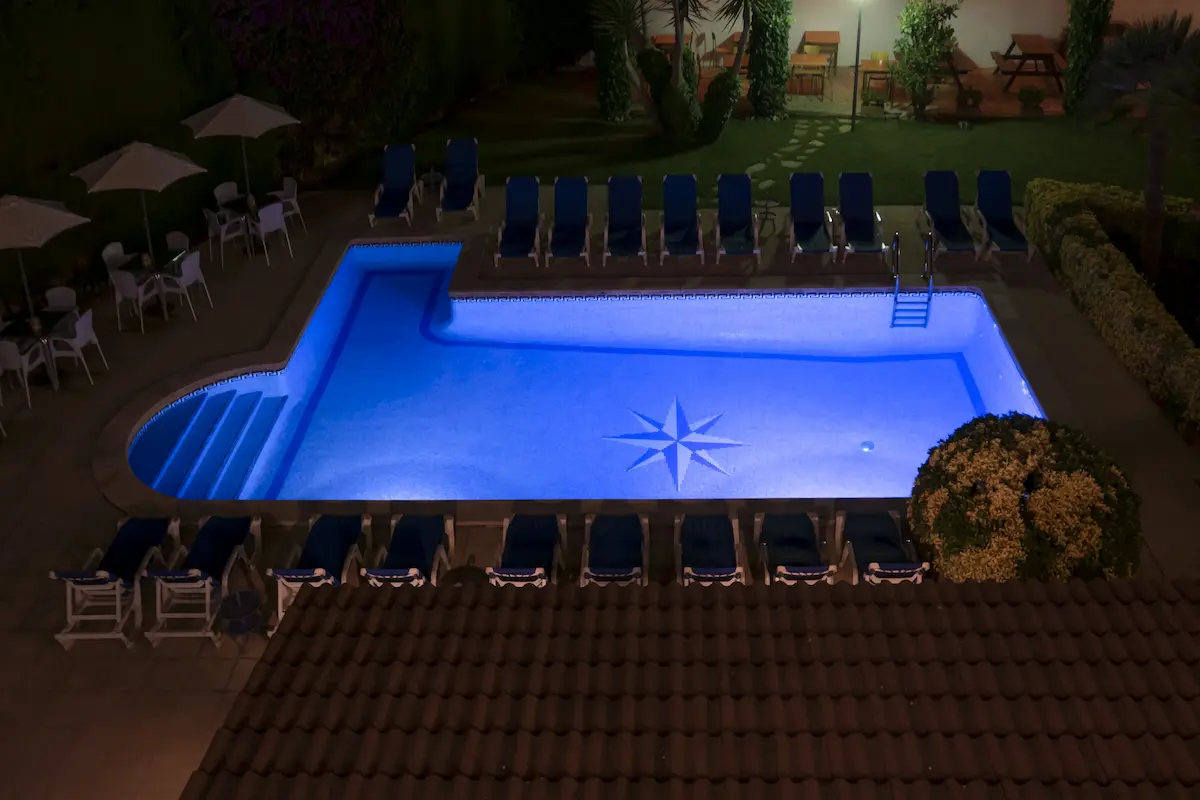piscina-iluminada-con-focos iluminación para terraza