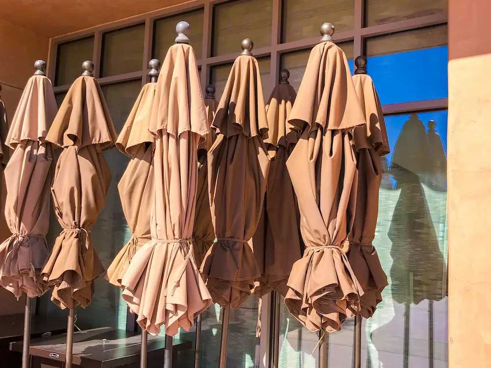 sombrillas-marrones-cerradas sombrillas decoración