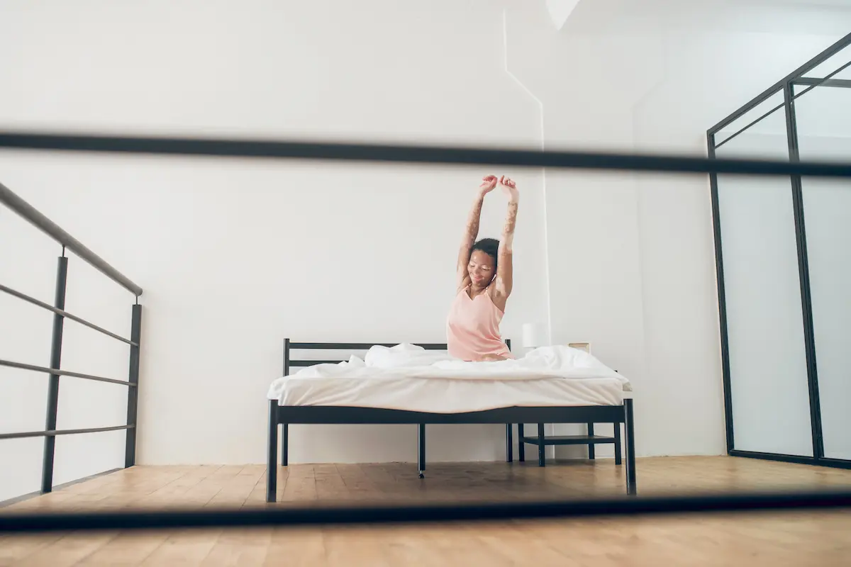 joven en cama con base tapizada outlet de bases para cama