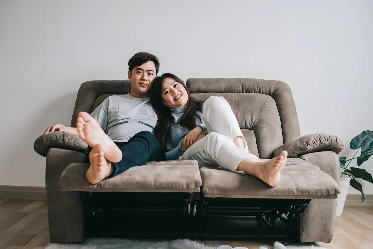 pareja-con-sofa-relax-manual-nuestro sofá relax en zaragoza