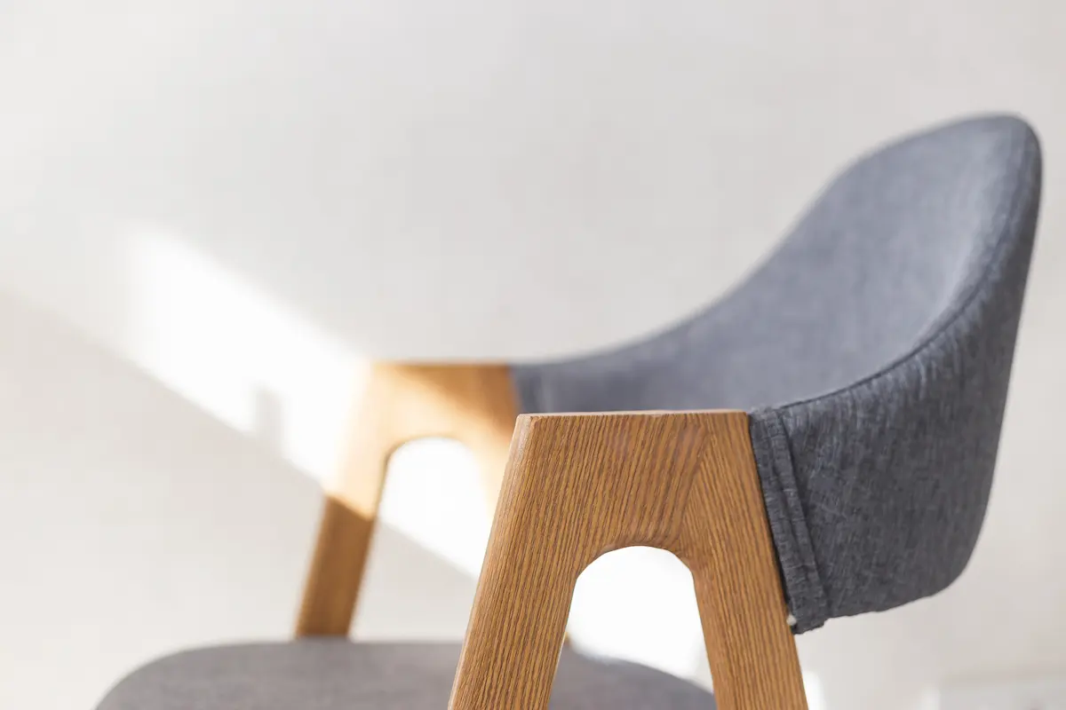 silla-moderna-gris-con-parte-de-madera sillas baratas en Zaragoza