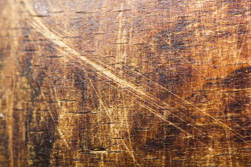 madera con aranazo superficial cómo disimular arañazos en la madera