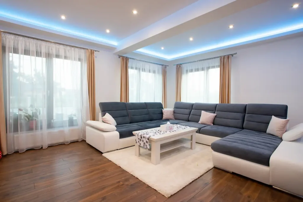 salon con buena iluminacion natural y artificial ampliar visualmente salón pequeño